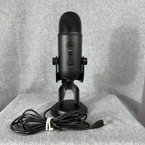 Blue YETI USB microphone with audio screen to prevent popping sounds included! - Picture 2 of 6